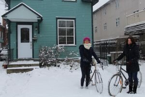 Savannah de Boer (left) and Marina Cañellas (right) as they hesitate to ride their bike after the first snow fall of the year. (Photo : Chloé Fiancette)